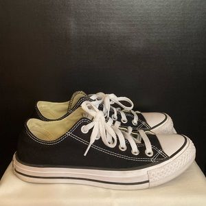 Converse Chuck Taylor All Star Classic Low Top Sneaker Women’s Size US 7